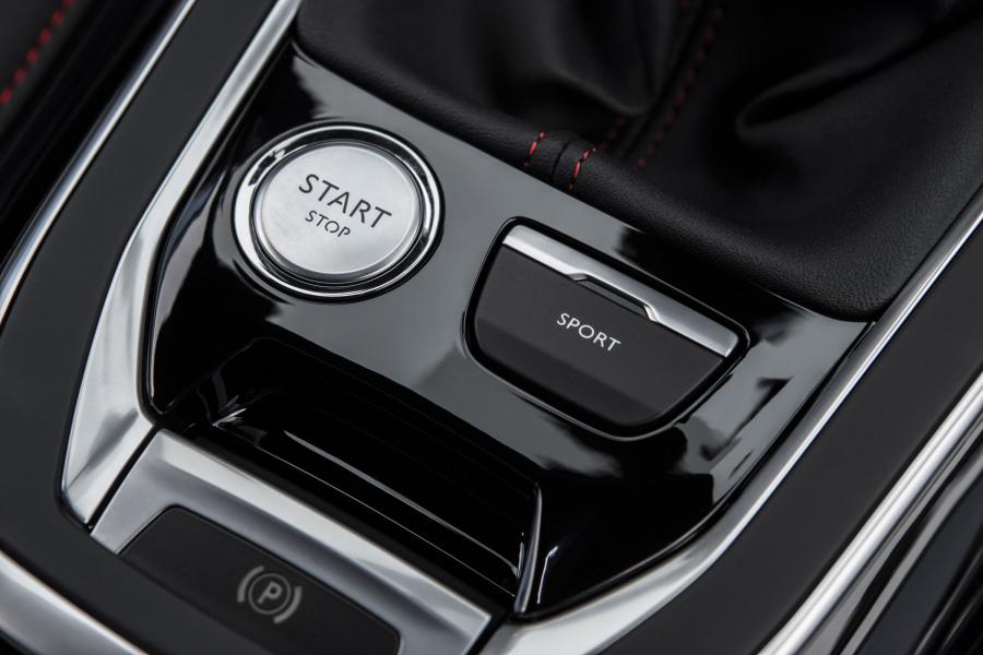 Детали интерьера Peugeot 308 GTi 2015 года  (фото 60 из 65)